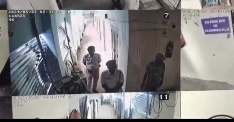 বাঁকুড়ায় স্ট্রংরুমে চুপিসারে চলছে ইভিএম বদল!  দাবি করলেন অমিত