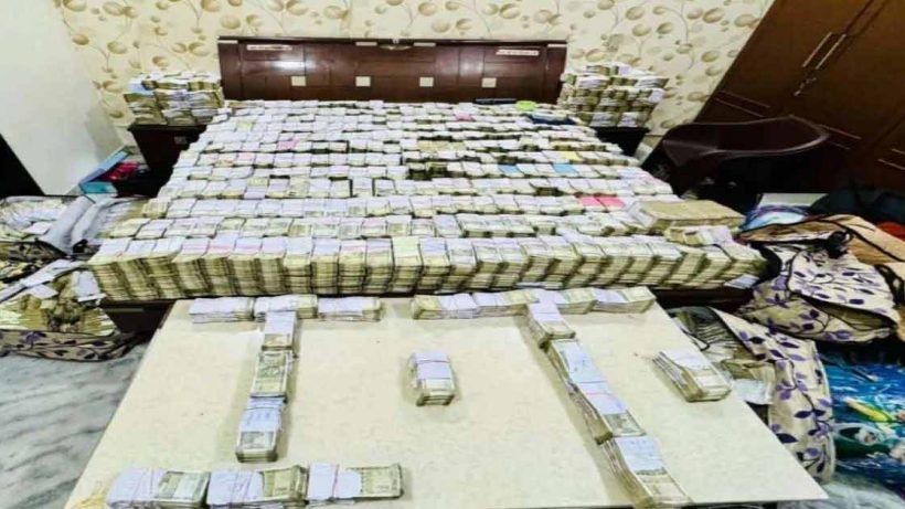 Income Tax Raid in Agra: Significant Cash Recovered from Shoe Traders