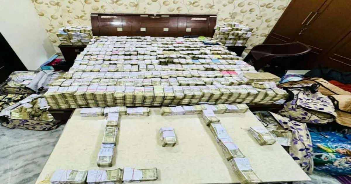 Income Tax Raid in Agra: Significant Cash Recovered from Shoe Traders