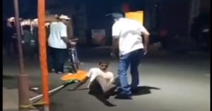 tmc councilor lalan chowdhury allegedly beaten bjp worker in arjun singh-s bhatpara, বিজেপি কর্মীকে ফেলে মার তৃণমূল কাউন্সিলরের, ভাইরাল ভিডিও-য় 'অর্জুন গড়' ভাটপাড়ায় চাঞ্চল্য
