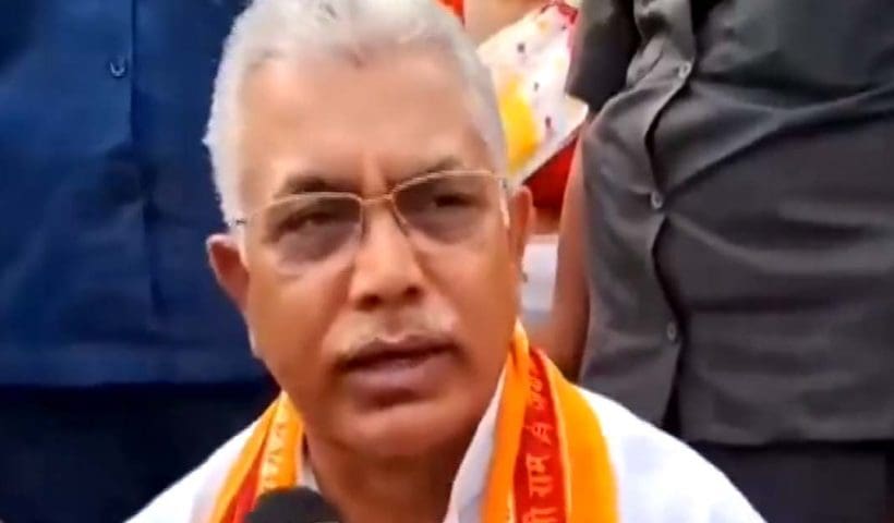 dilip ghosh attacked by tmc in mantshwar burdwan , রণক্ষেত্র মন্তেশ্বর, আক্রান্ত দিলীপ! কনভয়ের সামনে শুয়ে পড়লেন তৃণমূল সমর্থকরা, গাড়ি ভাঙচুর