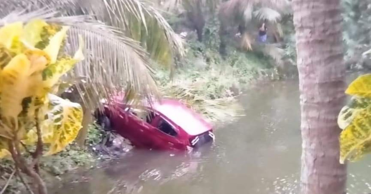 private car lost control and fell into the pond at tamlu in east medinipur 3 dead