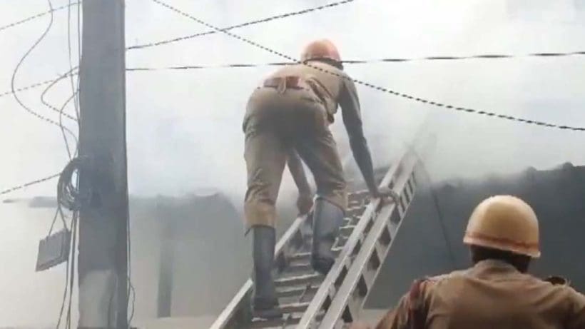 fire 3 গলগল করে বেরোচ্ছে ধোঁয়া, ভোট বাজারে পুরসভায় আগুন