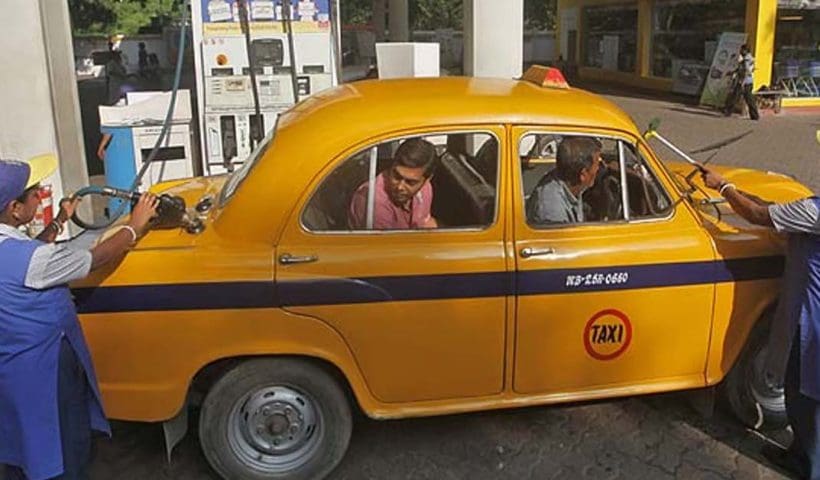 fuel price Petrol Diesel Price: বহু শহরে ঝপ করে কমল তেলের দাম, কলকাতায় কত?