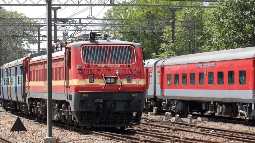 10 lakh insurance will be available by traveling on Indian Railways express train for just 35 paise , ৩৫ পয়সার বদলে যাত্রীদের ১০ লাখের বীমা ভারতীয় রেলে