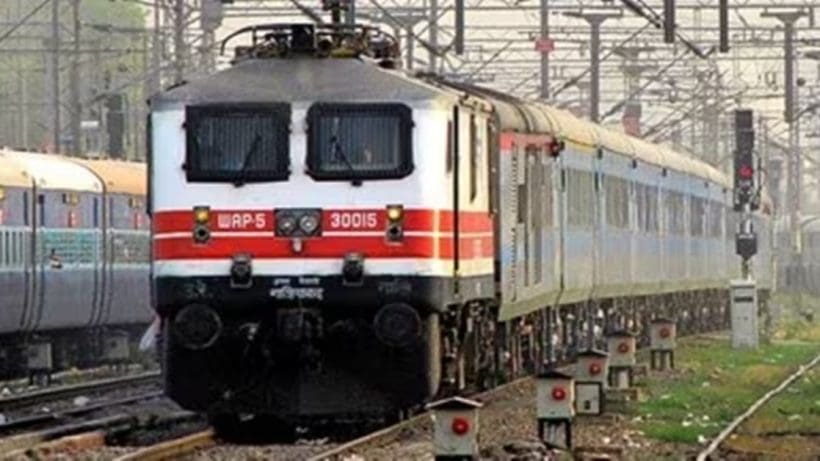 Indian Railways has provided two mobile numbers for cleaning train coach and toilets, ট্রেনের কামরা অপরিষ্কার-অপরিচ্ছন্ন টয়লেট? এই দু'টি নম্বর সেভ রাখলেই কেল্লাফতে