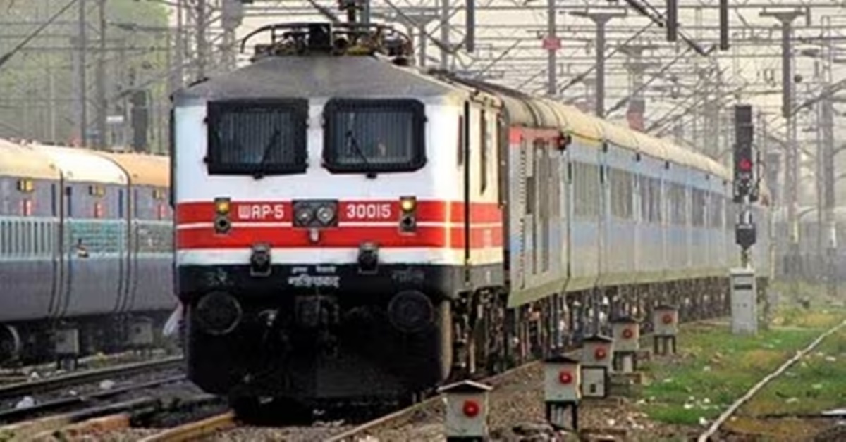 Indian Railways has provided two mobile numbers for cleaning train coach and toilets, ট্রেনের কামরা অপরিষ্কার-অপরিচ্ছন্ন টয়লেট? এই দু'টি নম্বর সেভ রাখলেই কেল্লাফতে