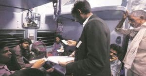 difference between tte And tc in Indian Railways , ট্রেনের টিকিট পরীক্ষাই কাজ, তাহলে ভারতীয় রেলের TTE ও TC-র পার্থক্য কী?