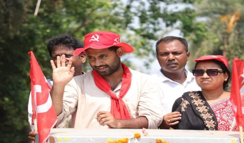 tmc accused of throwing bricks at jadavpur cpim candidate srijan bhattacharya while campaigning in panchasayar area, সিপিআইএমের সৃজনকে লক্ষ্য করে উড়ে এল ইট, ছেঁড়া হল পতাকা, পঞ্চসায়রে হইহই কাণ্ড