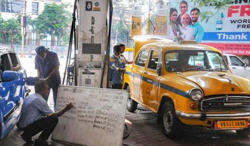 kolkata petrol মাসের শেষ দিনে সস্তা হল জ্বালানি? কলকাতায় ১ লিটার তেলের দাম জানুন