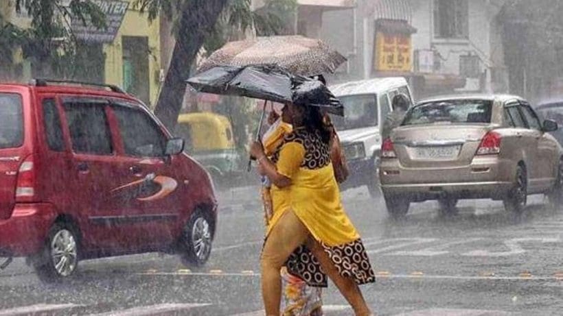 kolkata rains Rain Alert: বাইরে আছেন? কয়েক ঘণ্টার মধ্যে কলকাতায় বজ্রবিদ্যুৎ-সহ বিক্ষিপ্ত বৃষ্টির পূর্বাভাস