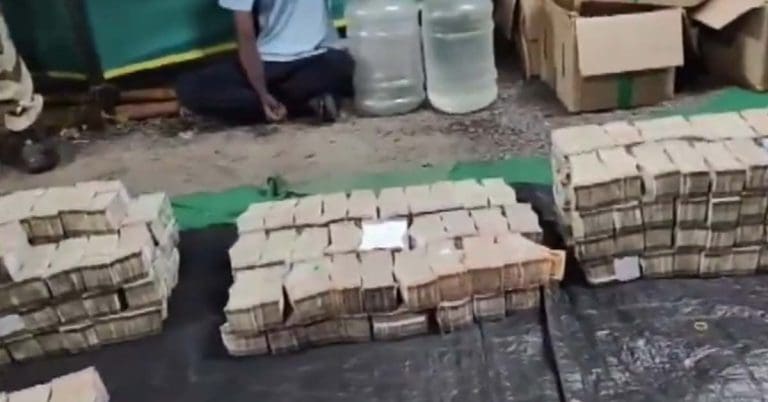 এবার লরি থেকে উদ্ধার নগদ ৮ কোটি টাকা, দেখুন ভিডিও