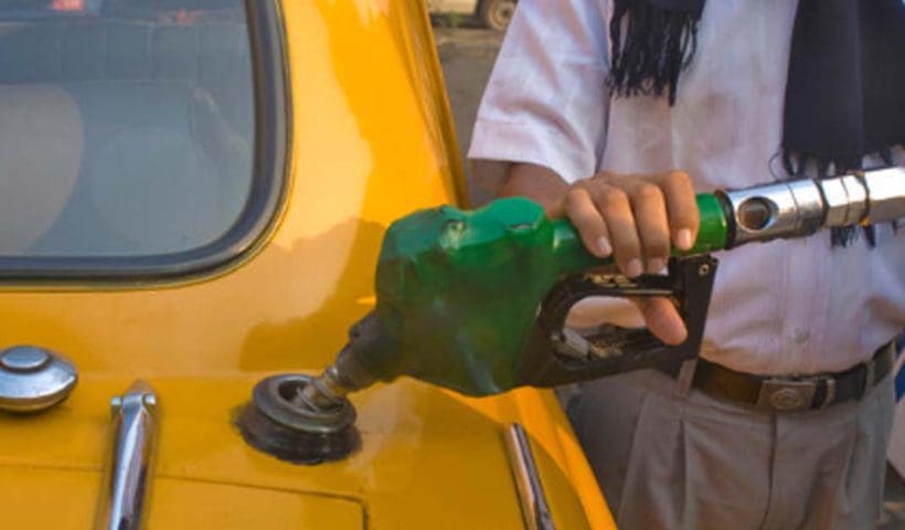 petrol 1 লক্ষ্মীবারে দাম কমল অপরিশোধিত তেলের, পেট্রোল বিকোচ্ছে ৯৪.৪৩ টাকায়