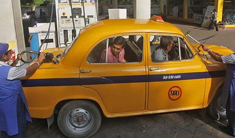 petrol Petrol Diesel Price: লক্ষ্মীবারে সস্তা না মহার্ঘ্য হল তেল? জানুন এক ক্লিকেই