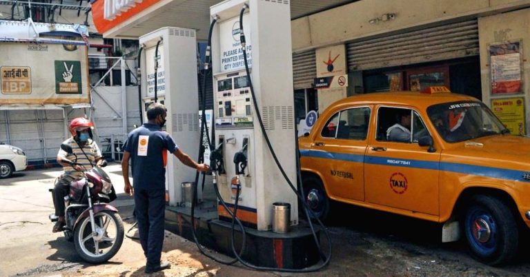 সপ্তাহান্তে বাংলার বহু জেলায় হুড়মুড়িয়ে কমল তেলের দাম, কলকাতায় কত?