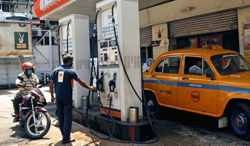 petrol dieel সপ্তাহান্তে বাংলার বহু জেলায় হুড়মুড়িয়ে কমল তেলের দাম, কলকাতায় কত?