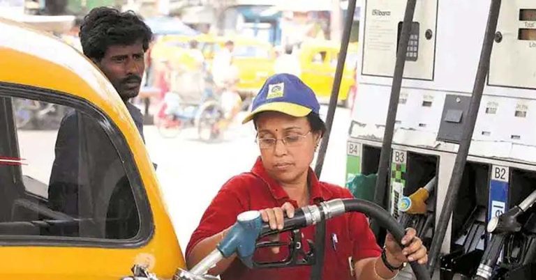 ছুটির দিনে পেট্রোলের দাম নামল ৯৪.৫৬ টাকায়, কলকাতায় ডিজেল কত?