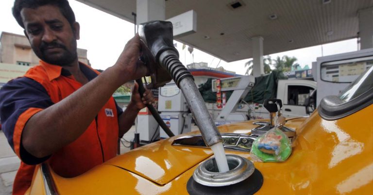মাসের শেষ দিন বদলে গেল তেলের দাম, শহরে পেট্রোল মাত্র ৯৪.০৮ টাকা