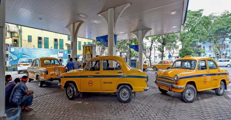 ছুটির দিন তেলের দাম নামল ৯২.২৭ টাকায়, কলকাতায় ডিজেল কত?