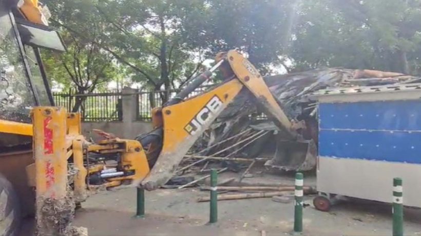 Hawkers Evacuation BY Bulldozers, মমতার নির্দেশই সার, সাতসকালে বুলডোজার দিয়েই চলছে হকার উচ্ছেদ