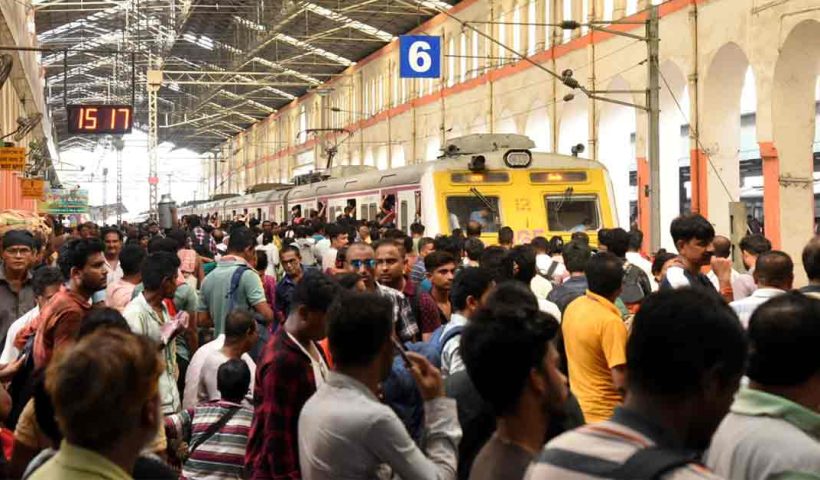 one-after-another-local-train-canceled-in-sealdah-passenger-suffering-is-extreme