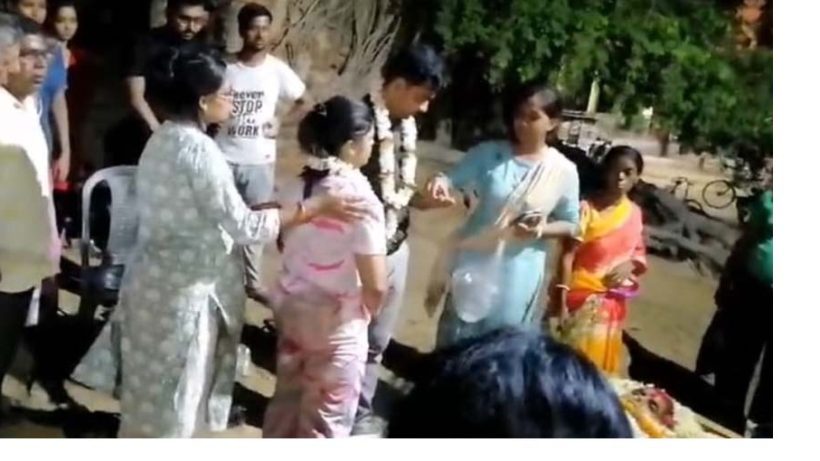 girl got married in front of her mother-s dead body in crematorium at Guskara, গুসকরায় শ্মশানঘাটে মায়ের মরদেহের সামনে মালাবদল করে বিয়ে সারলেন মেয়ে