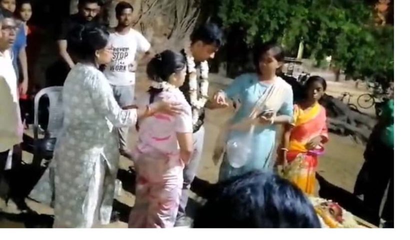 girl got married in front of her mother-s dead body in crematorium at Guskara, গুসকরায় শ্মশানঘাটে মায়ের মরদেহের সামনে মালাবদল করে বিয়ে সারলেন মেয়ে