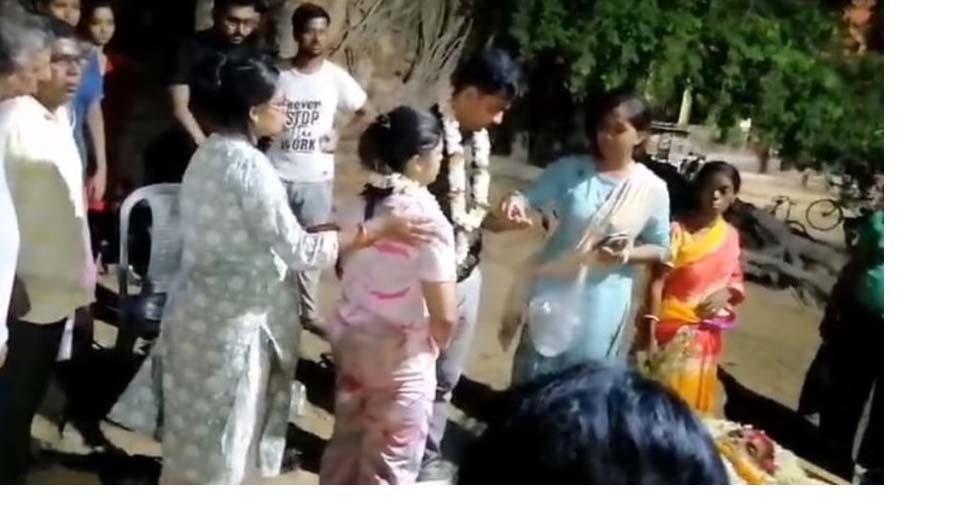 girl got married in front of her mother-s dead body in crematorium at Guskara, গুসকরায় শ্মশানঘাটে মায়ের মরদেহের সামনে মালাবদল করে বিয়ে সারলেন মেয়ে