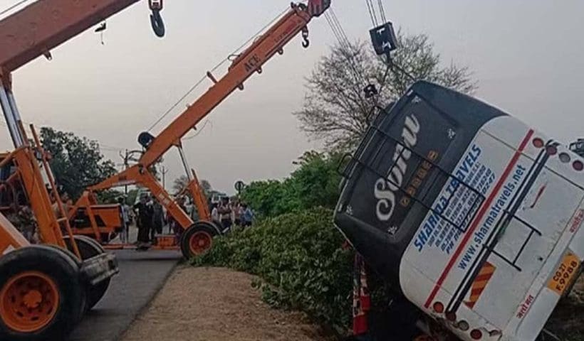 bus accident পুণ্যার্থী বোঝাই বাস উল্টে ভয়ানক দুর্ঘটনা, মৃত ২, আহত কমপক্ষে ৩৫ জন