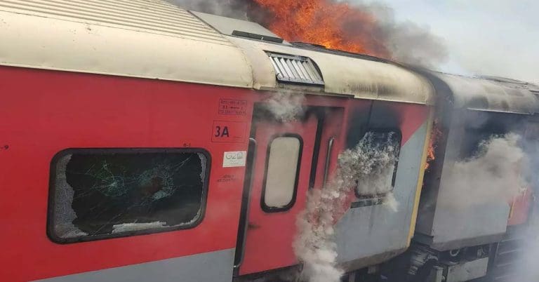এবার প্যাসেঞ্জার ট্রেনে ভয়াবহ আগুন, পুড়ে খাক একাধিক কোচ