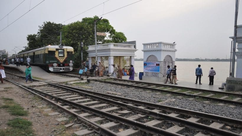 distance between Tollygunge and Lake Gardens stations under Calcutta Sub-Urban Rail is just few seconds, কলকাতা সাব-আর্বান রেলের অন্তর্গত টালিগঞ্জ এবং লেকগার্ডেন্স স্টেশনের মধ্যে দূরত্ব মাত্র কয়েক সেকেন্ডের