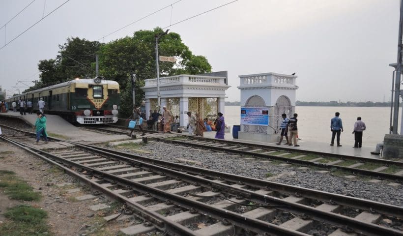 distance between Tollygunge and Lake Gardens stations under Calcutta Sub-Urban Rail is just few seconds, কলকাতা সাব-আর্বান রেলের অন্তর্গত টালিগঞ্জ এবং লেকগার্ডেন্স স্টেশনের মধ্যে দূরত্ব মাত্র কয়েক সেকেন্ডের