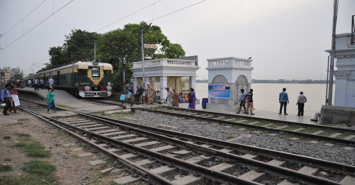 distance between Tollygunge and Lake Gardens stations under Calcutta Sub-Urban Rail is just few seconds, কলকাতা সাব-আর্বান রেলের অন্তর্গত টালিগঞ্জ এবং লেকগার্ডেন্স স্টেশনের মধ্যে দূরত্ব মাত্র কয়েক সেকেন্ডের