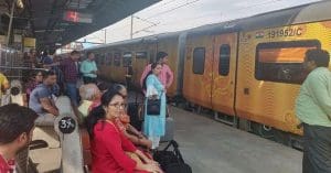 how to file complain in rail if you feel irritated or harassed by your co-passenger, ট্রেনে সহযাত্রী আপনাকে বিরক্ত করছে? ঘাবড়াবেন না, সঙ্গে সঙ্গে অভিযোগ জানাতে যা করবেন...