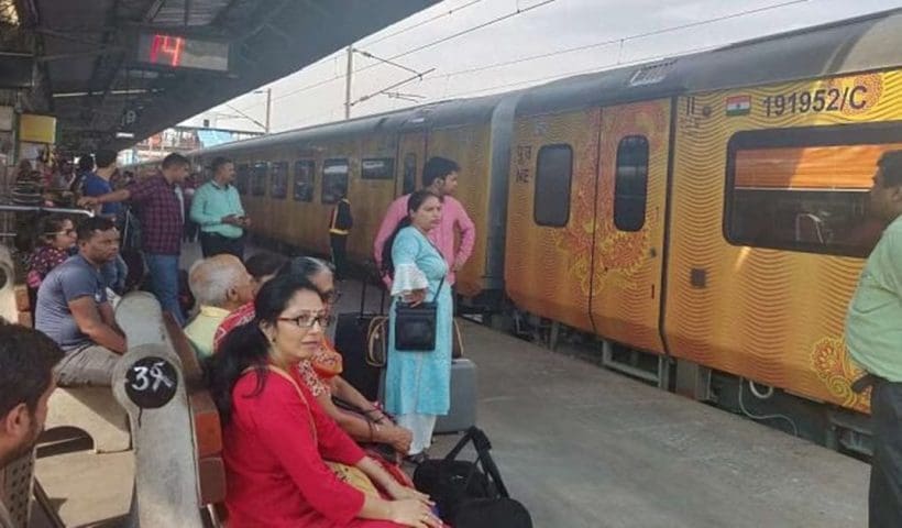 how to file complain in rail if you feel irritated or harassed by your co-passenger, ট্রেনে সহযাত্রী আপনাকে বিরক্ত করছে? ঘাবড়াবেন না, সঙ্গে সঙ্গে অভিযোগ জানাতে যা করবেন...