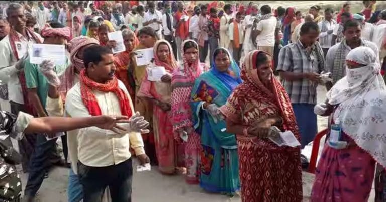ভোটের বড় টান! মায়ের সৎকার পিছিয়ে ভোটের লাইনে ছেলেরা