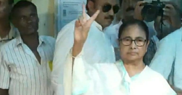 ভোট দিলেন মুখ্যমন্ত্রী মমতা, কিন্তু ‘স্পিকটি নট’