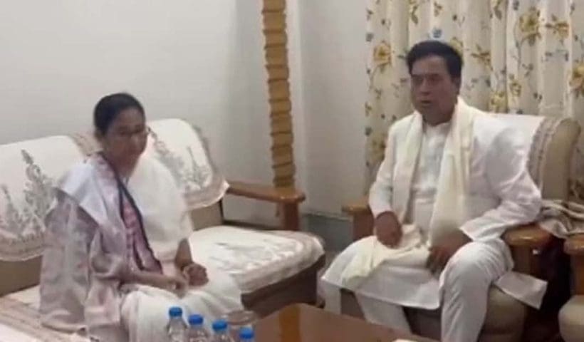 mamata ananta নিশীথ 'ডেরায়' মমতাকে দোপাট্টায় বরণ বিজেপি সাংসদ অনন্তের