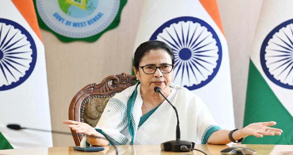 mamata banerjee formed four member committee to prevent government land encroachment