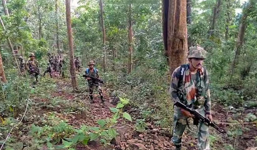 naxals জঙ্গলে লুকিয়ে থাকা কমপক্ষে ৮ মাওবাদী নিকেশ, শহীদ সেনা জওয়ানও