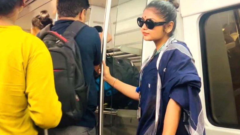 TMC MP from Jadavpur Saayoni Ghosh went to Parliament by squeezing in the Delhi Metro , মেট্রোয় চেপে সংসদে সাংসদ সায়নী