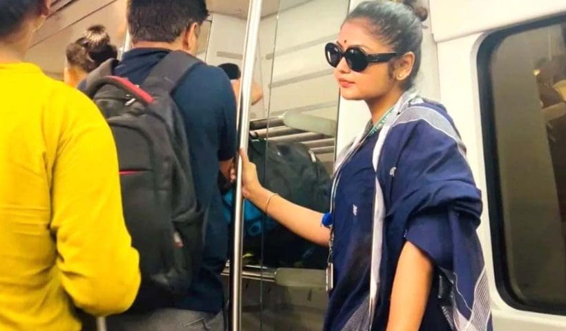 TMC MP from Jadavpur Saayoni Ghosh went to Parliament by squeezing in the Delhi Metro , মেট্রোয় চেপে সংসদে সাংসদ সায়নী