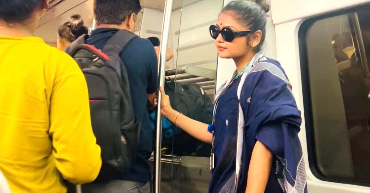 TMC MP from Jadavpur Saayoni Ghosh went to Parliament by squeezing in the Delhi Metro , মেট্রোয় চেপে সংসদে সাংসদ সায়নী