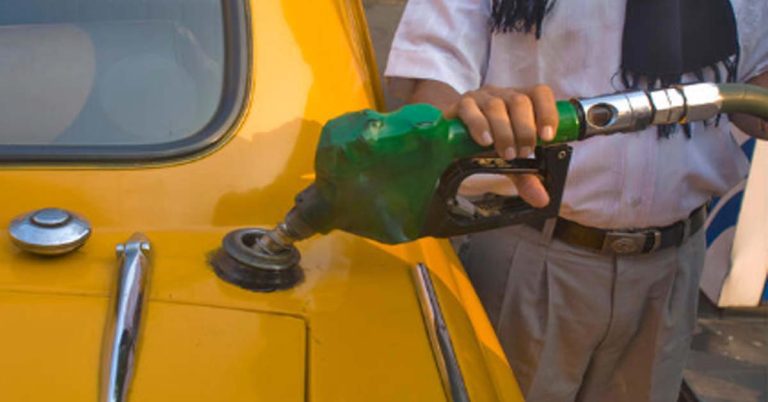 কলকাতায় হুড়মুড়িয়ে পড়ল তেলের দাম, জ্বালানি মিলছে ৯৪.২৪ টাকায়