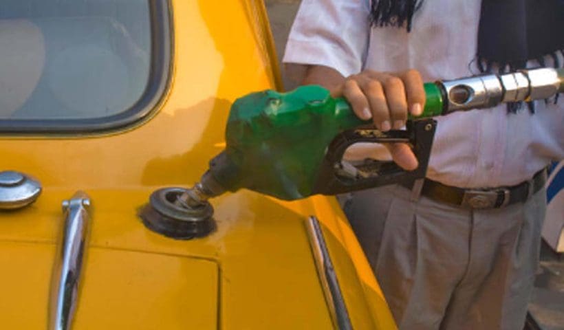 taxi petrol কলকাতায় হুড়মুড়িয়ে পড়ল তেলের দাম, জ্বালানি মিলছে ৯৪.২৪ টাকায়