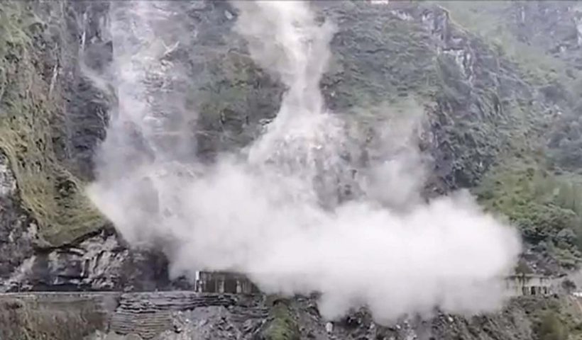 Massive Landslide On Badrinath National Highway , ভেঙে পড়ছে পাহাড়ের বড় বড় চাঙর, ভূমিধসের আতঙ্কে কাঁপছে বদ্রীনাথ