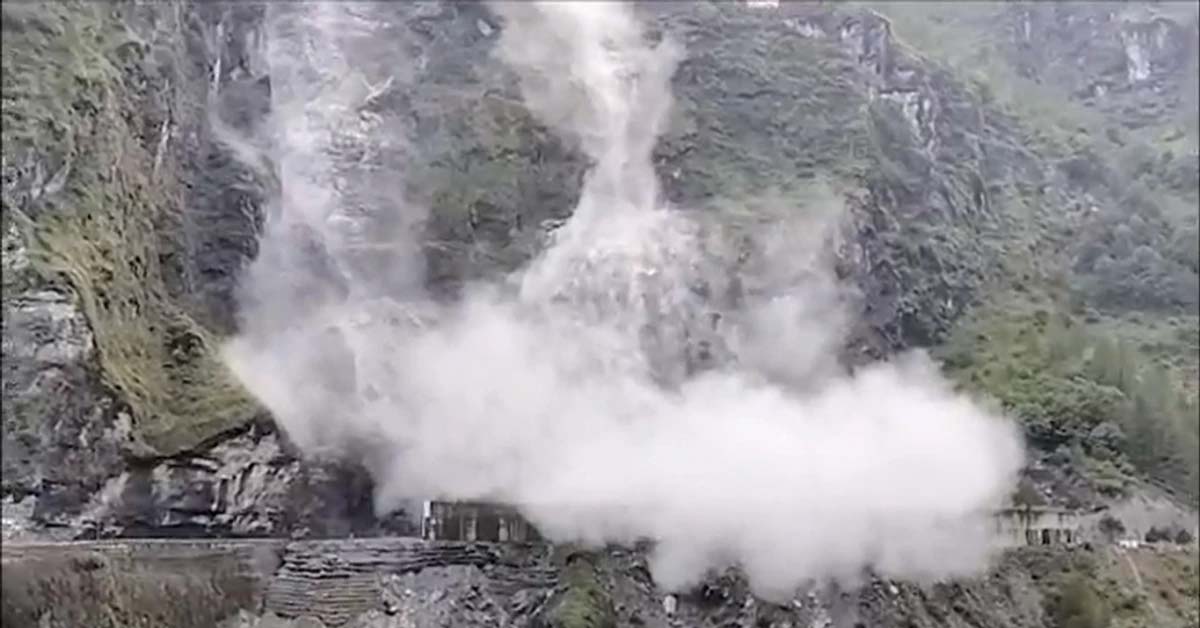 Massive Landslide On Badrinath National Highway , ভেঙে পড়ছে পাহাড়ের বড় বড় চাঙর, ভূমিধসের আতঙ্কে কাঁপছে বদ্রীনাথ