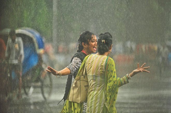 Rain kolkata অবিরাম বৃষ্টিতে কমল তাপমাত্রা, বাংলা সহ বহু রাজ্যে দুর্যোগের পূর্বাভাস