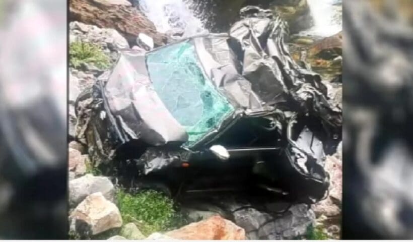 accident jk রাস্তা থেকে খাদে পড়ল গাড়ি, মর্মান্তিক মৃত্যু শিশু সহ ৮ জনের