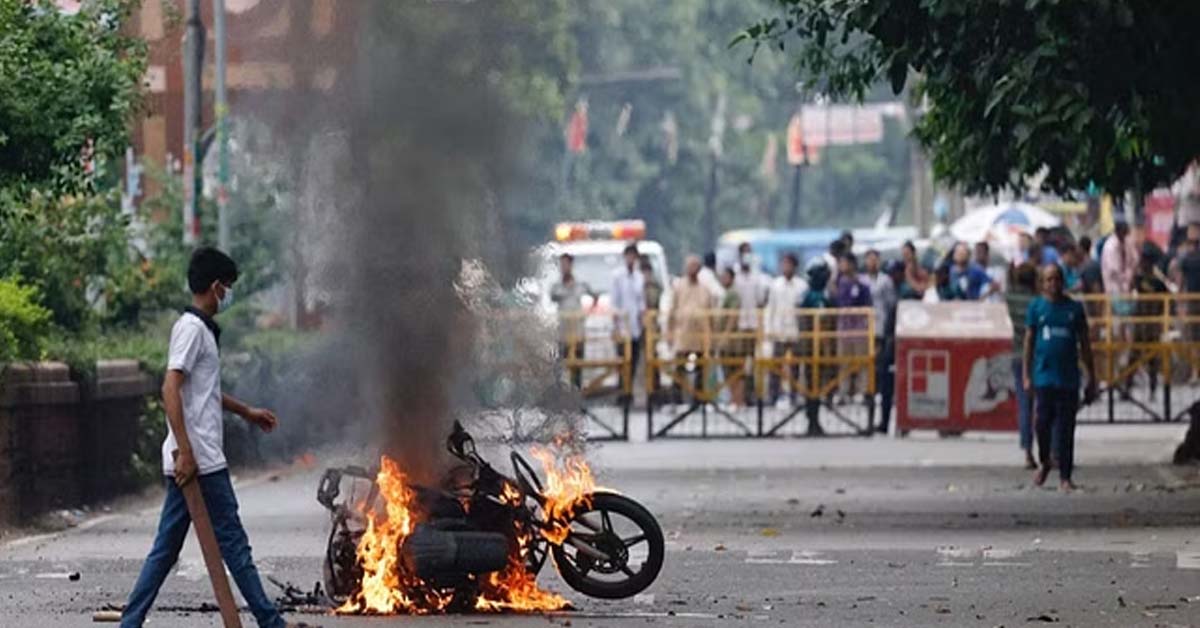 bangladesh 12 রক্তাক্ত বাংলাদেশ, প্রাণ হাতে নিয়ে ভারতে ফিরলেন ৭৭৮ জন পড়ুয়া